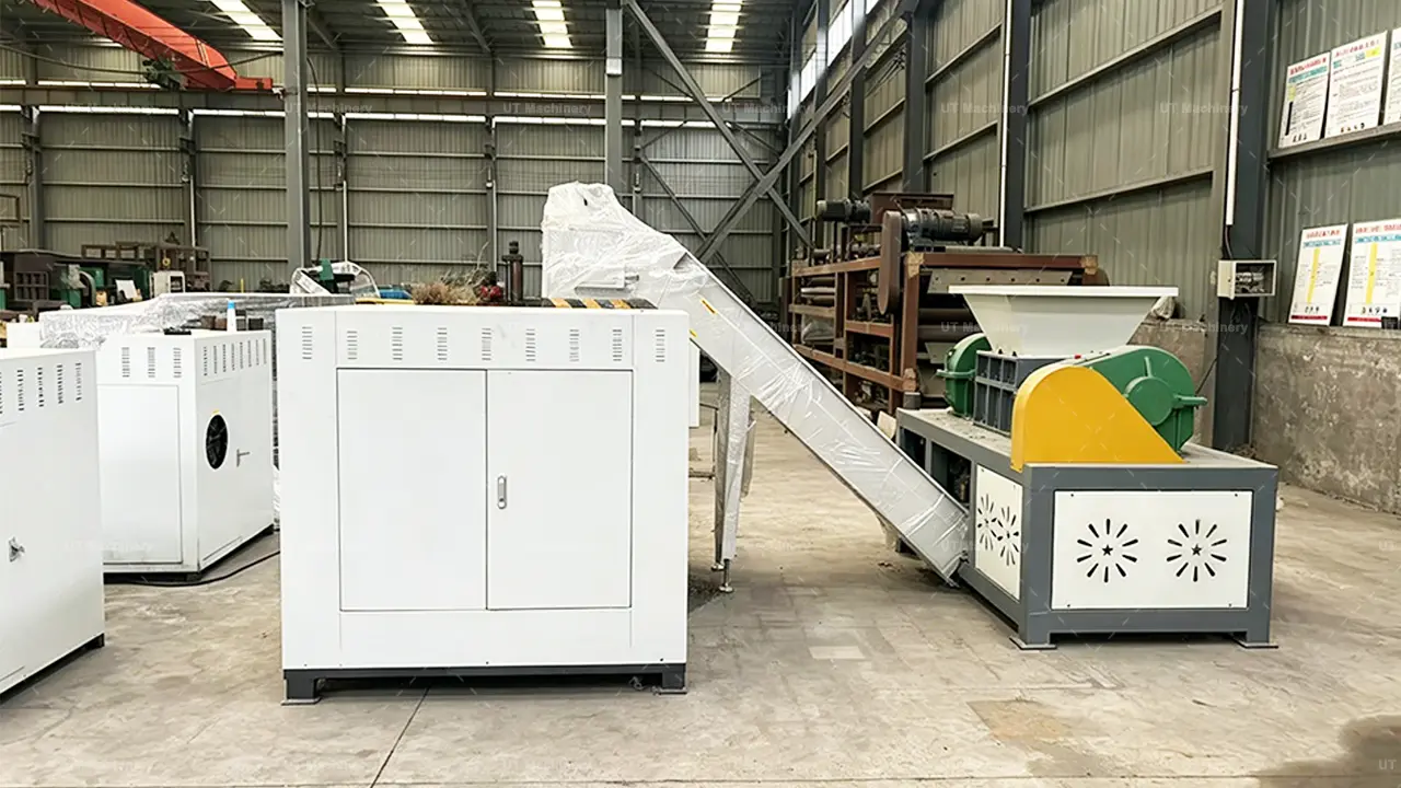 Sistema automatizado chave em mão para processamento de resíduos metálicos, integrando um triturador de metal de duplo eixo para serviço pesado com uma linha de briquetagem contínua.
