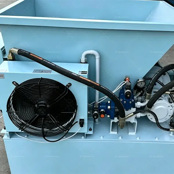 Vista detalhada do sistema de resfriamento de óleo hidráulico por ar forçado para a produção contínua de briquetes de biomassa.