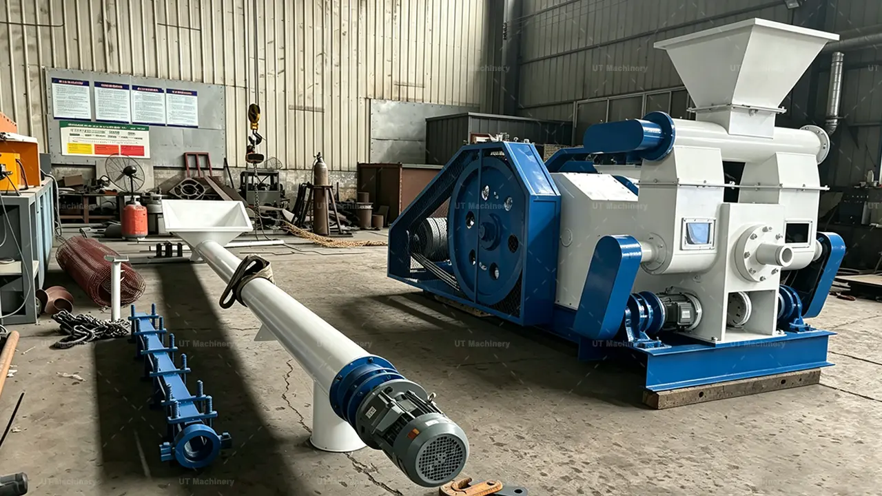 Máquina briquetadeira mecânica por estampo de alta resistência com um transportador alimentador de rosca integrado em um galpão industrial.