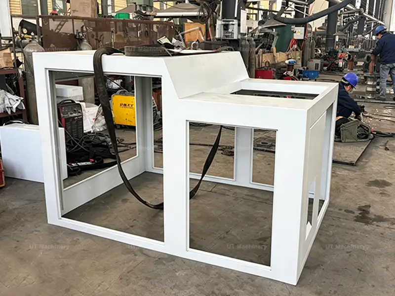 Soldagem e montagem da estrutura de aço para serviço pesado para a máquina briquetadeira de metal dentro do pátio de produção da UT Machinery.