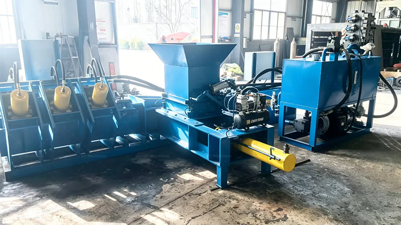 Máquina hidráulica para blocos de turba de coco UT Machinery com moega de alimentação automática e compressor de ar no galpão da fábrica