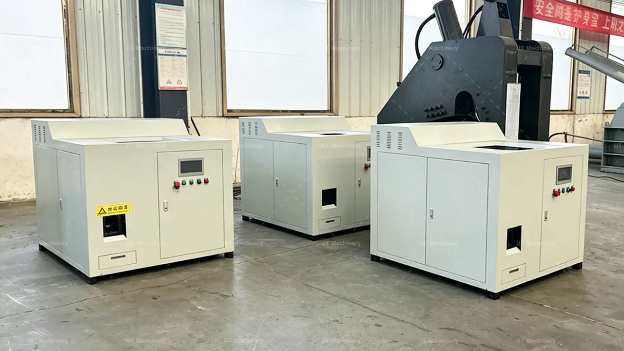 Uma fileira de prensas briquetadeiras hidráulicas para metal de alta capacidade passa por testes finais sob carga no pátio de produção da fábrica UT Machinery.