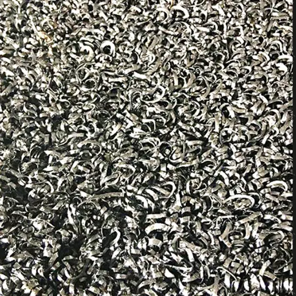 Cavacos de aço emaranhados, volumosos e elásticos vindos de centros de torno CNC antes do processo de compactação hidráulica de alta densidade.