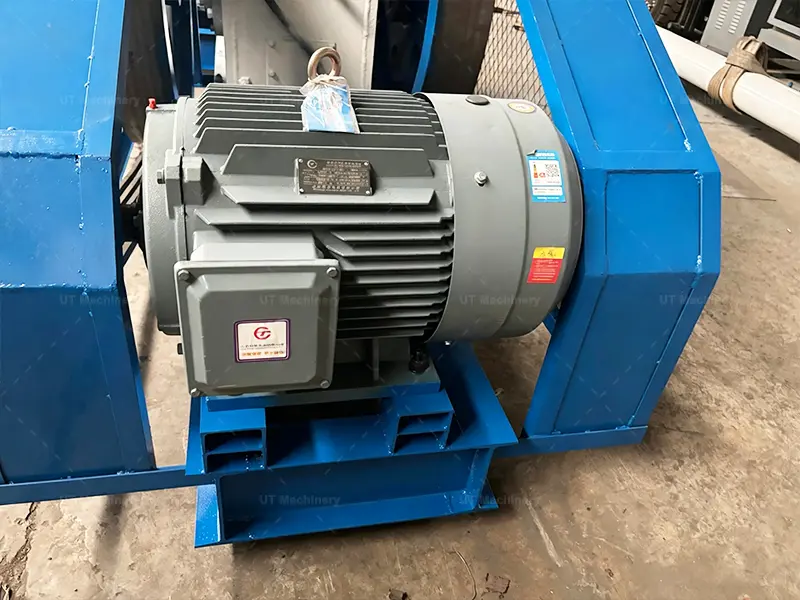 Primeiro plano de um motor de acionamento principal para serviço pesado de 55 kW - 75 kW, otimizado para a produção contínua de briquetes de biomassa 24 horas por dia, 7 dias por semana.