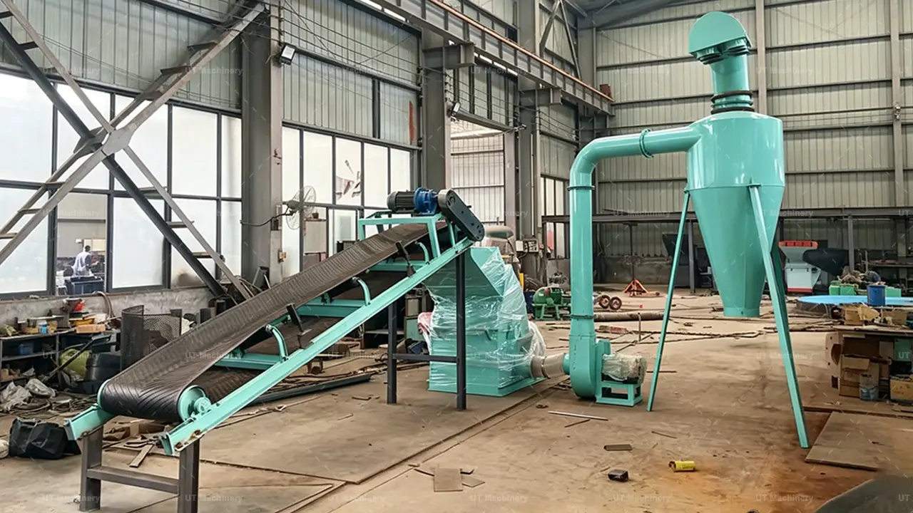 Layout geral do triturador de madeira de moinho de martelos da UT Machinery mostrando a linha completa de processamento de biomassa com coletor ciclônico