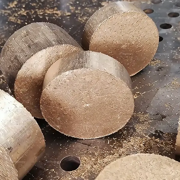 Pilha de briquetes circulares de cobre de alta densidade compactados para fundição.