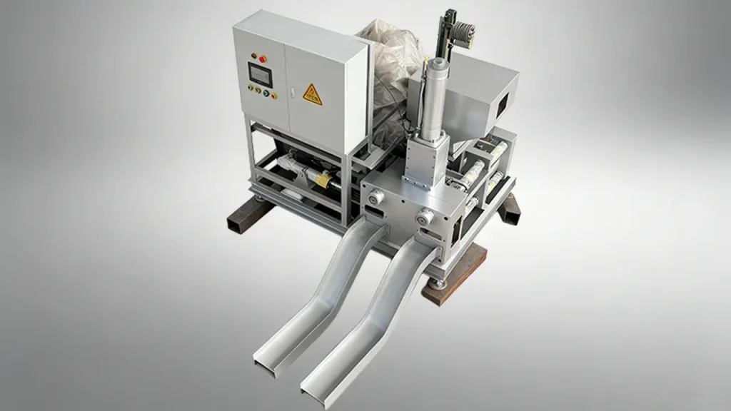 Prensa hidráulica industrial de alta pressão Série UT, com dupla saída, projetada para transformar escória metalúrgica e pós metálicos em blocos de alta densidade.