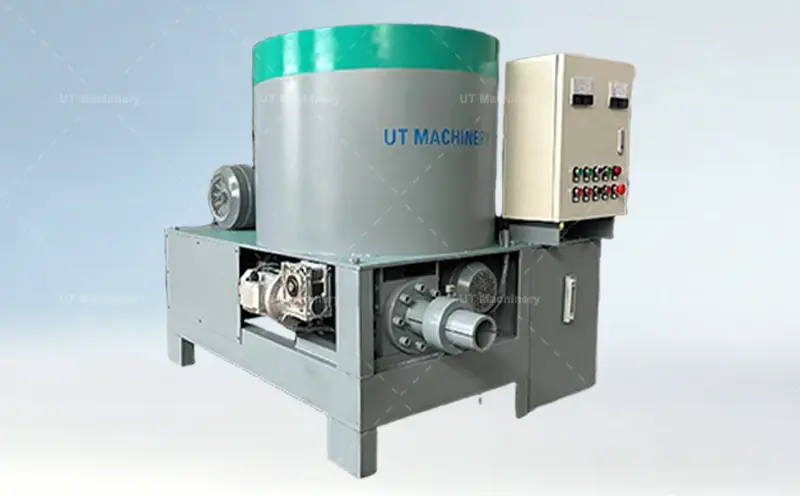 Vista lateral detalhada da prensa de briquetagem de casca de arroz da marca UT MACHINERY, mostrando o motor elétrico, o sistema de transmissão da caixa de engrenagens exposta e a estrutura de chassi metálico de alta resistência.