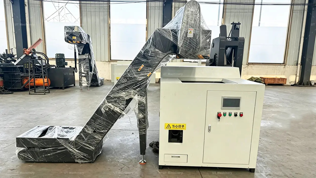 Máquina briquetadeira automática para cavacos de aço e ferro fundido, equipada com uma esteira transportadora de taliscas fechada para alimentação de sucata livre de poeira.