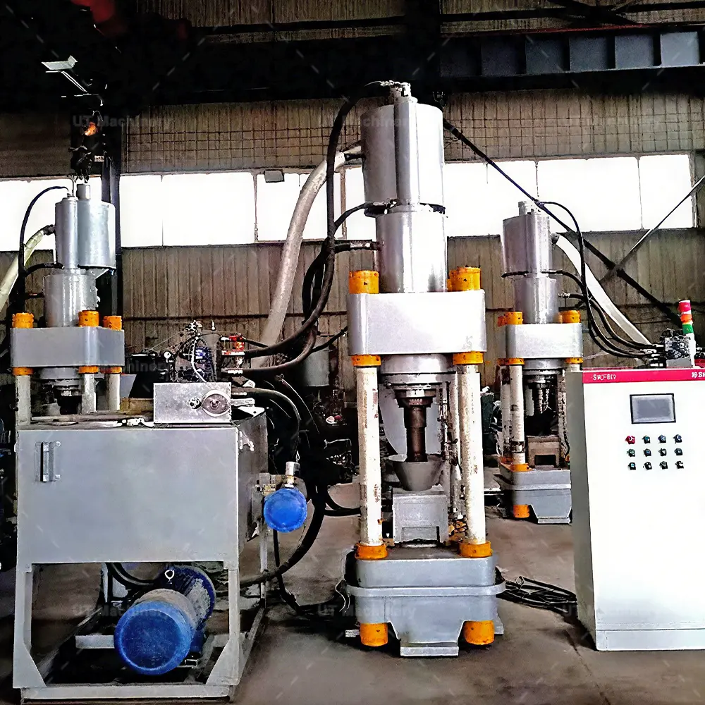 Linha de montagem da fábrica da UT Machinery mostrando várias prensas verticais de cavacos de latão com painéis de PLC automáticos.