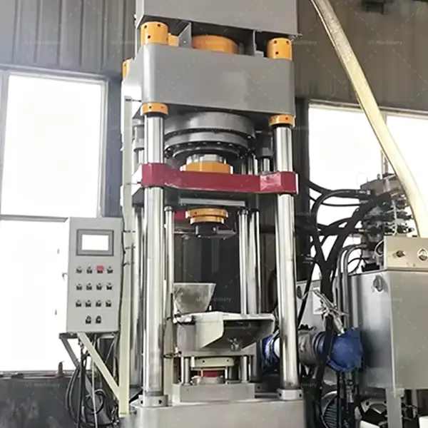 Prensa vertical automática para briquetes de cavacos de latão integrada com um sistema de alimentação por transportador helicoidal para operação automatizada.