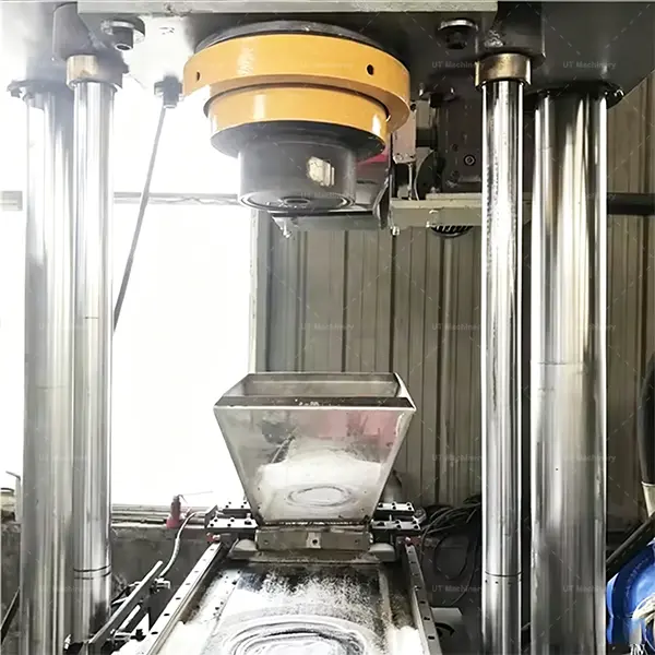Funil de alimentação por gravidade em aço inoxidável e câmara do cilindro de compressão de alta resistência de uma prensa vertical de briquetes metálicos.