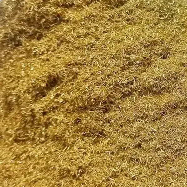 Matéria-prima de pó de serragem fina de latão solto e pó metálico antes do processo de briquetagem hidráulica.