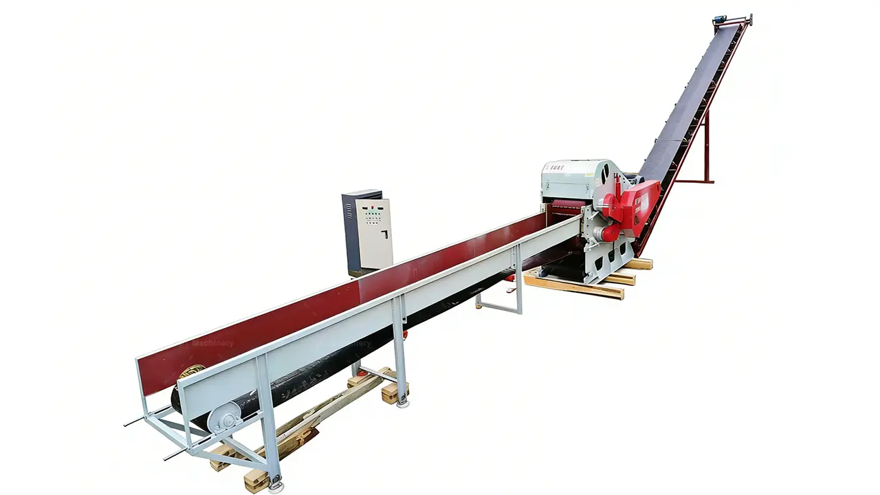 Foto limpa de produto mostrando uma linha completa de processamento com picador de tambor industrial. A unidade central de picagem cinza é ladeada por uma esteira transportadora de alimentação cinza muito longa e uma esteira de descarga menor, ilustrando todo o processo de fluxo de material.