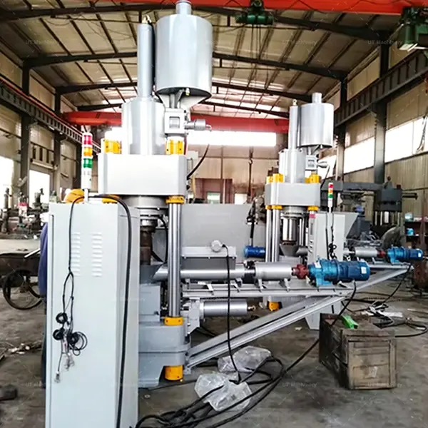 Prensa vertical automática para briquetes de cavacos de latão integrada com um sistema de alimentação por transportador helicoidal para operação automatizada.